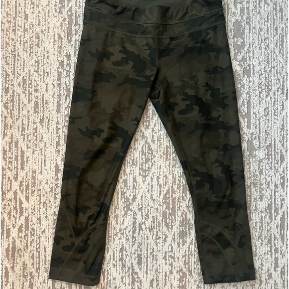 Lululemon capri Camo leggings - Picture 1 of 3